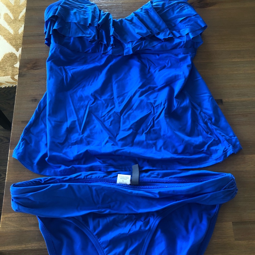 Kenneth Cole tanking w/blue & black bottoms!